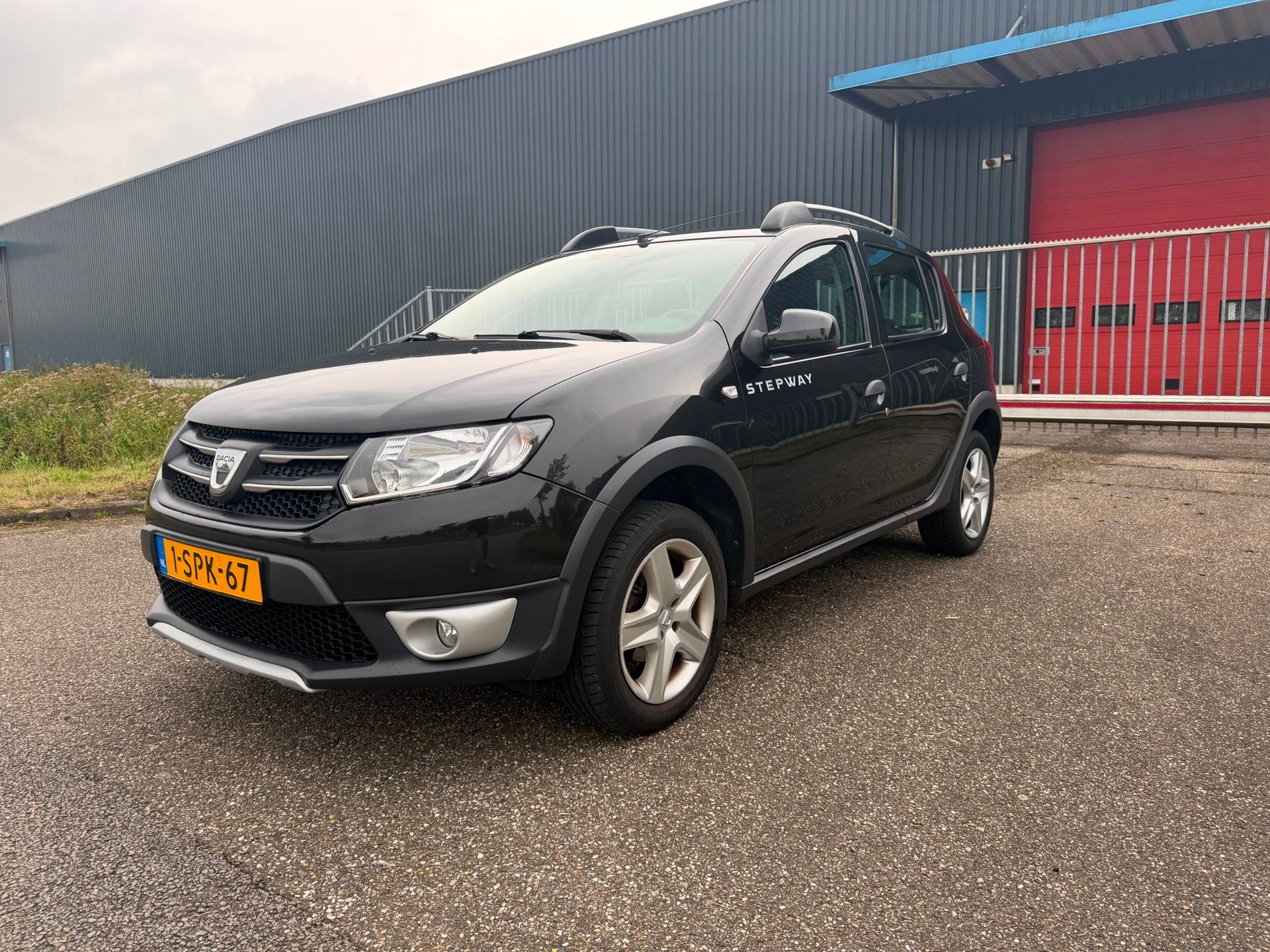 Dacia Sandero 0.9 TCe Stepway Lauréate AIRCO NWE. APK 25-08, Auto's, Voorwielaandrijving, Zwart, Origineel Nederlands, Bedrijf