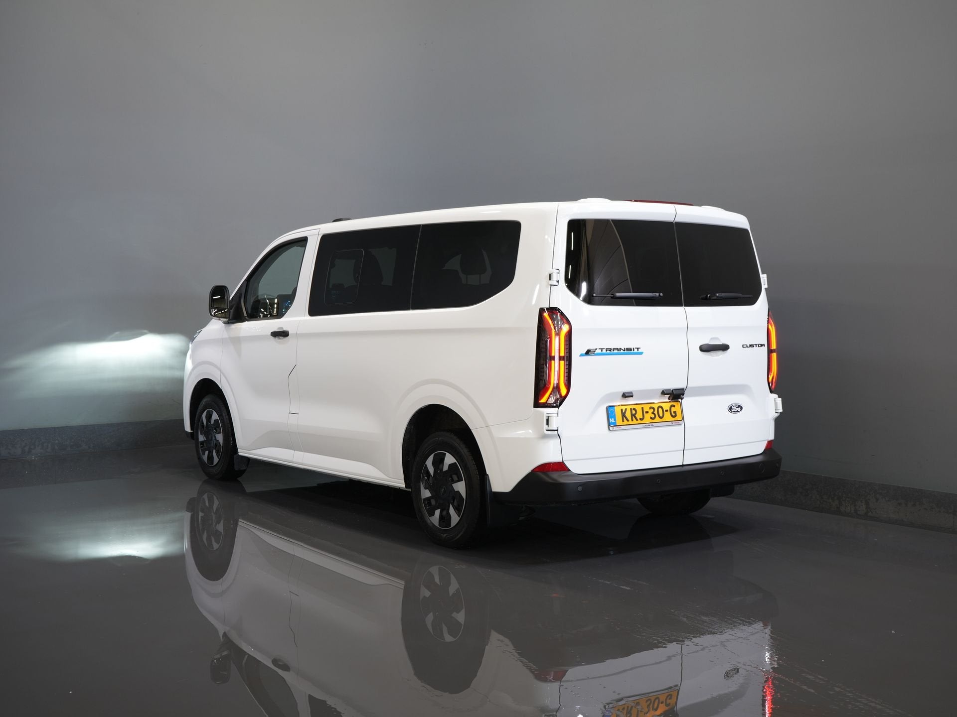Ford E-Transit Custom Kombi Trend 71kWh 360 km WLTP (Excl. B, Gebruikt, 2000 kg, Wit, Origineel Nederlands