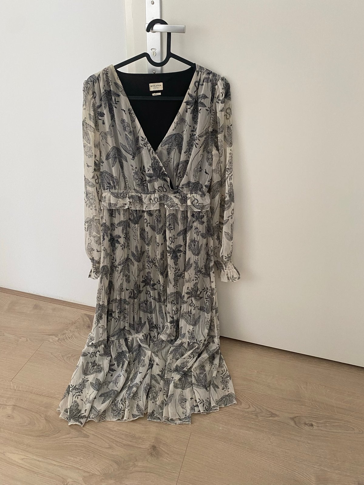 Revelation Jurk met Dierenprint en Plooirok - Maat S, Kleding | Dames, Jurken, Gedragen, Maat 36 (S), Beige, Onder de knie, Ophalen of Verzenden