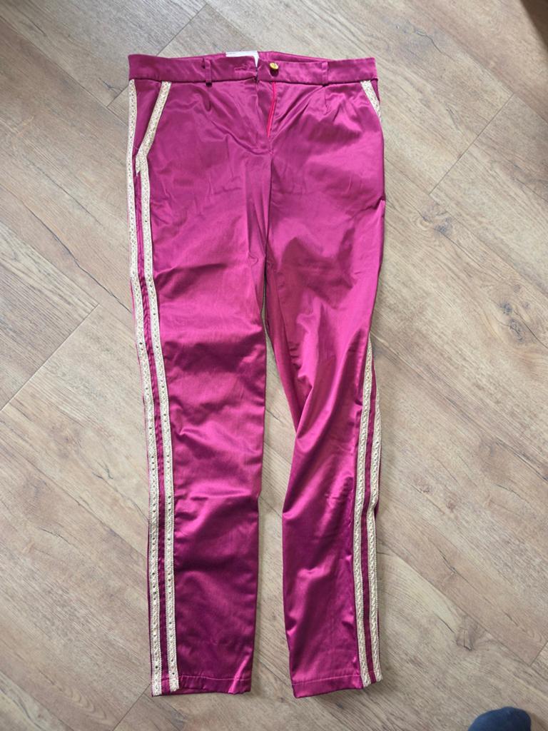 Roze satijnen broek met zijstrepen, Kleding | Dames, Carnavalskleding en Feestkleding, Maat 38/40 (M), Carnaval, Ophalen of Verzenden