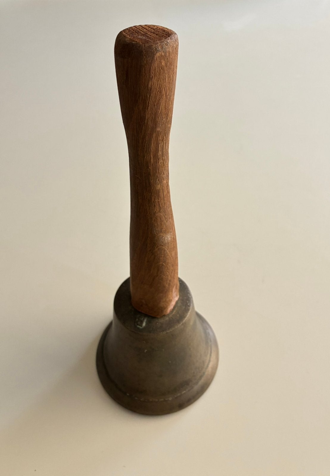 Antieke koperen handbel met houten handvat, Antiek en Kunst, Ophalen of Verzenden