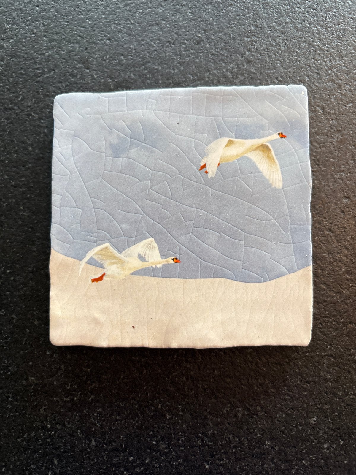 Storytiles tegel met vliegende zwanen, 10cm, Antiek en Kunst, Ophalen of Verzenden