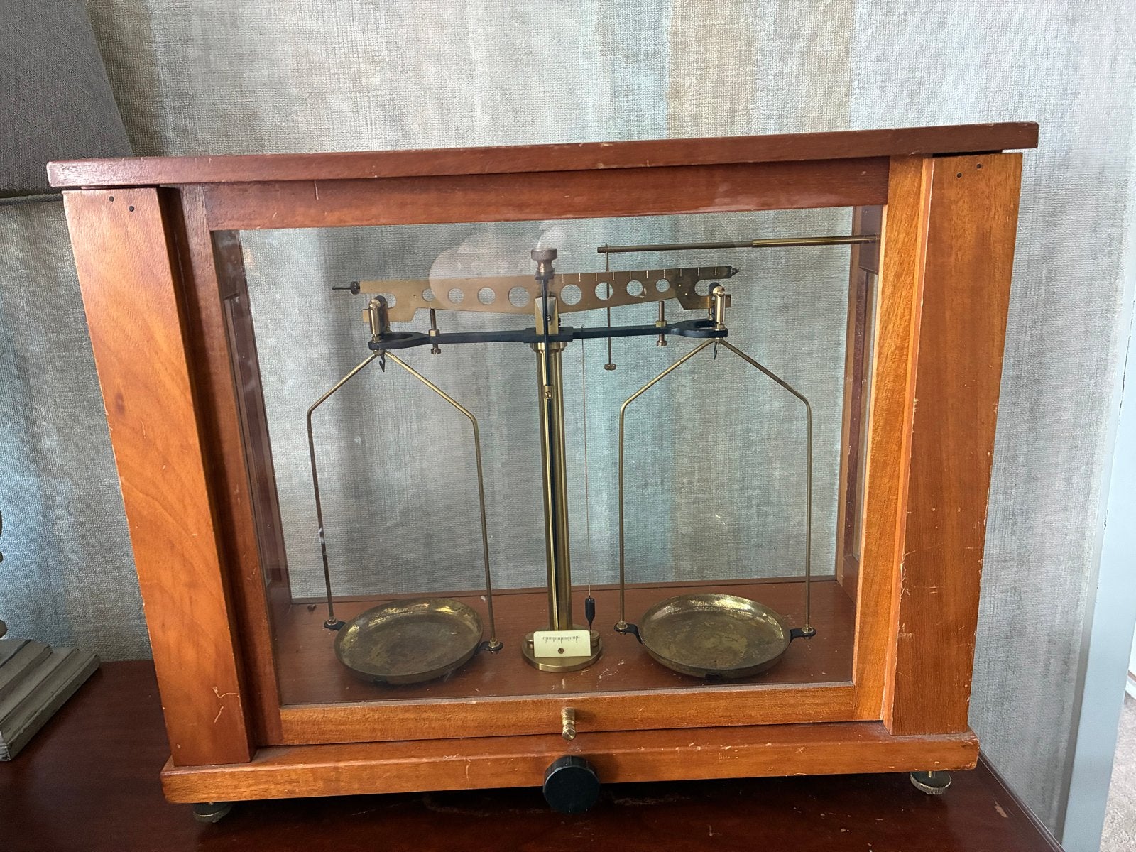 Antieke precisiebalans in houten vitrine, Ophalen