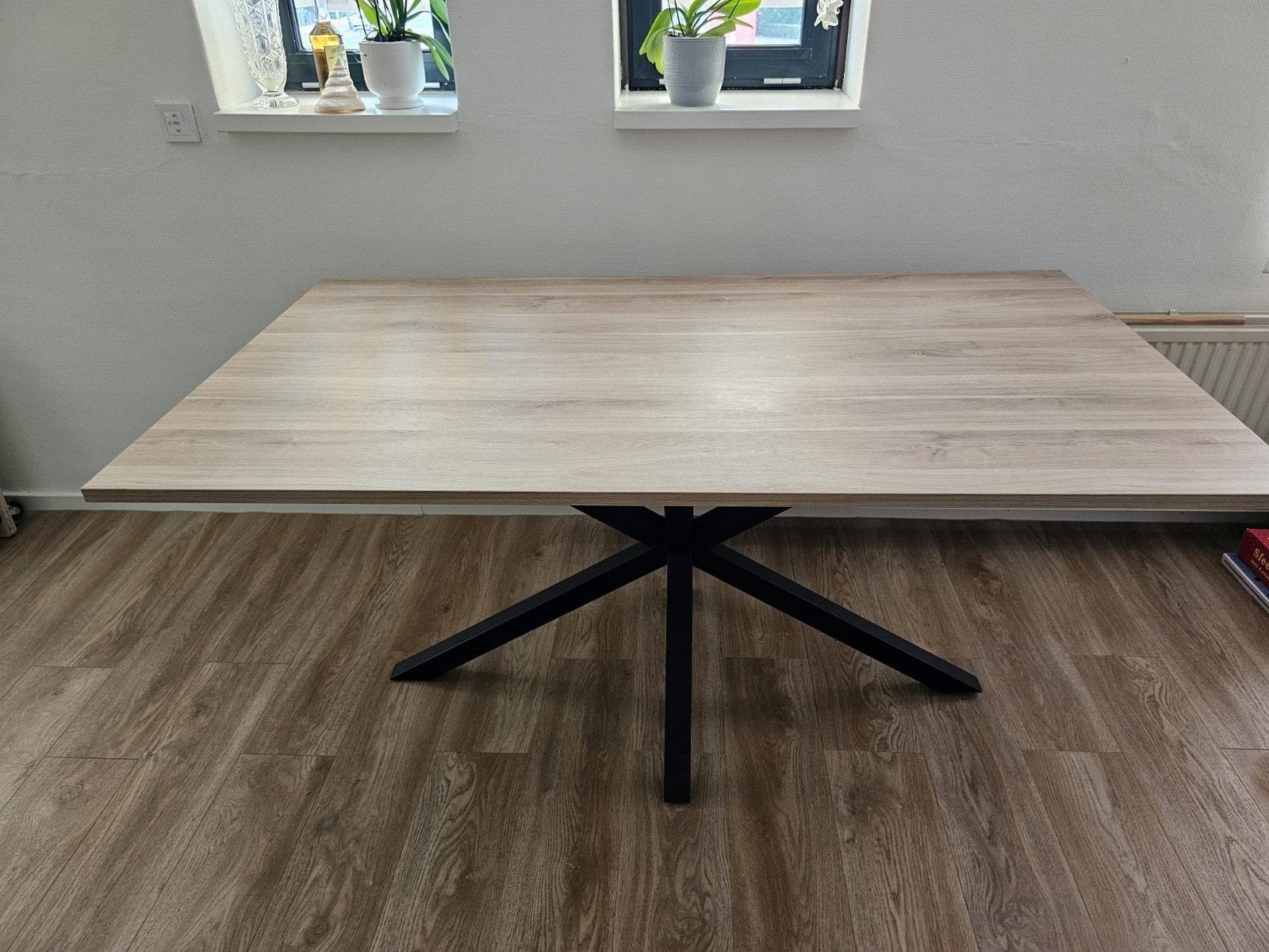 Moderne eettafel met ijzeren onderstel ), Ophalen of Verzenden, Zo goed als nieuw, Rechthoekig, Overige houtsoorten