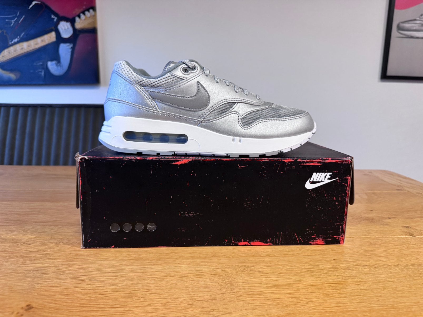 Nike Air Max 1 Metallic Cool Grey 43, Kleding | Heren, Schoenen, Overige kleuren, Nieuw, Ophalen of Verzenden, Sneakers of Gympen
