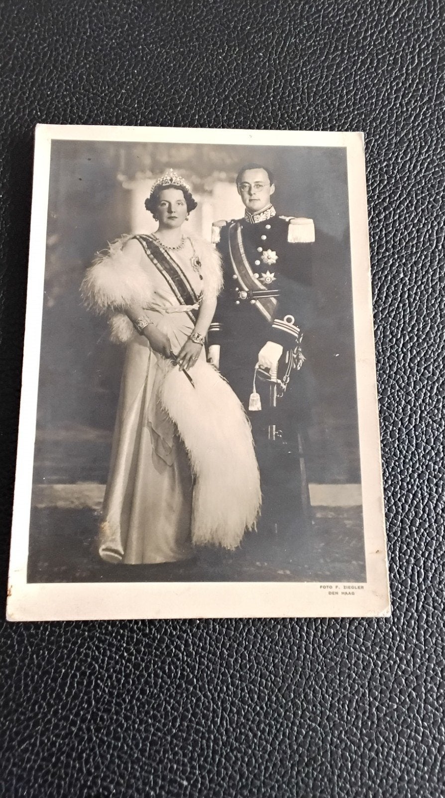 Ansichtkaart Prinses Juliana en Prins Bernhard echte foto, Verzamelen, Ophalen of Verzenden, 1920 tot 1940, Ongelopen, Zuid-Holland