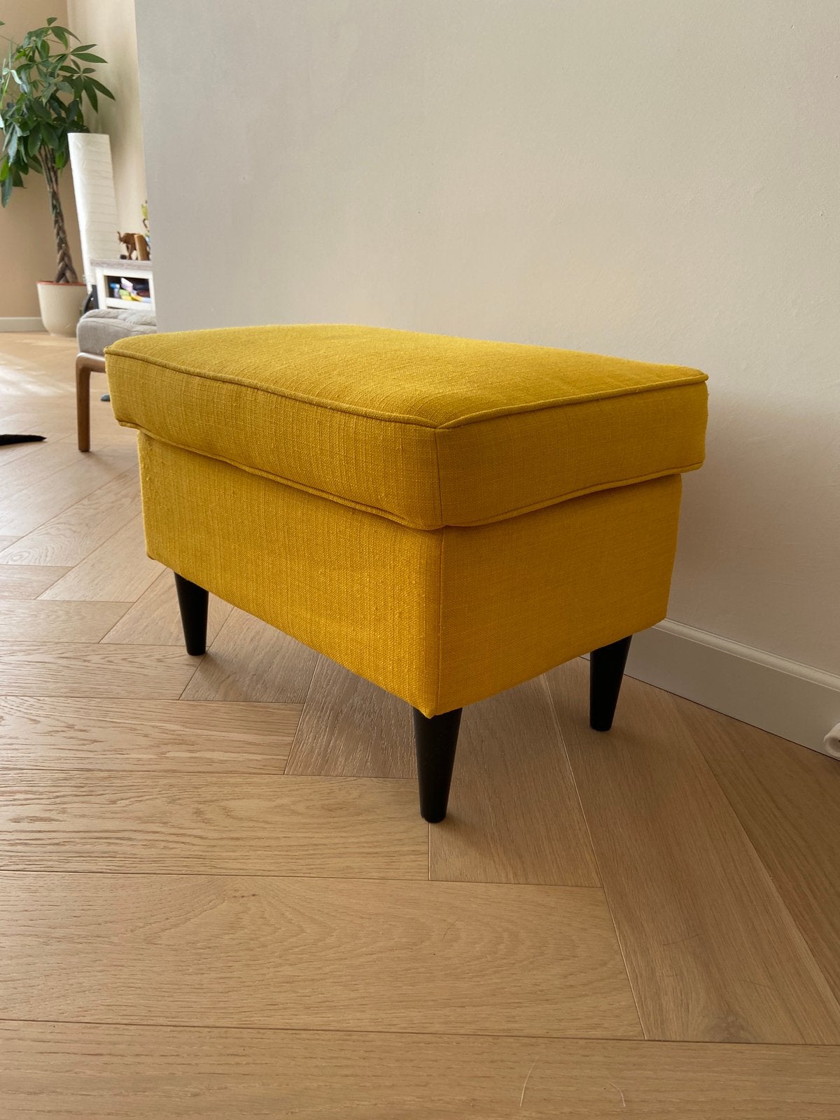Ikea Strandmon okergele poef footstool, Ophalen, Minder dan 50 cm, Gebruikt, 50 tot 75 cm