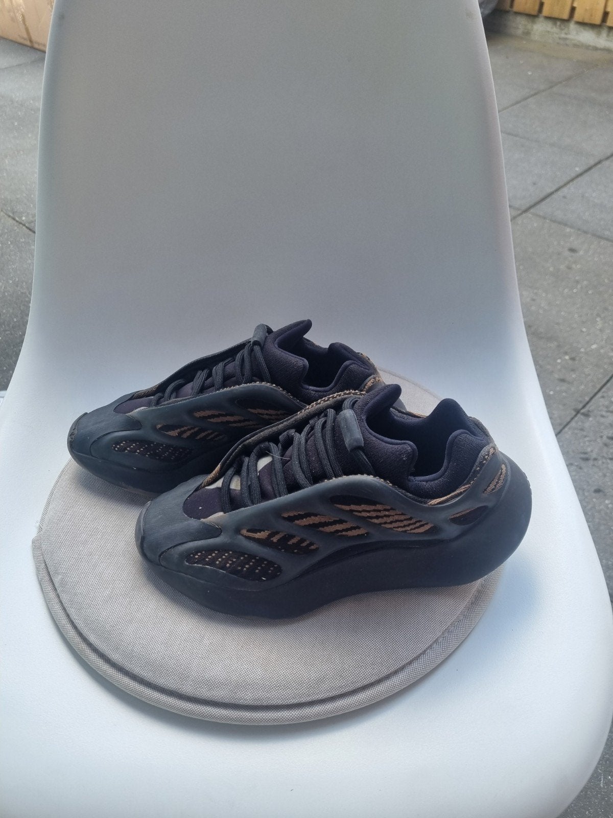 Adidas Yeezy 700 V3 'Dark Glow' - Maat 37.5, Adidas, Zwart, Ophalen of Verzenden, Sneakers of Gympen