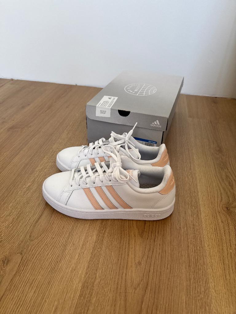 Sneakers, Wit, Nieuw, Ophalen of Verzenden, Sneakers of Gympen