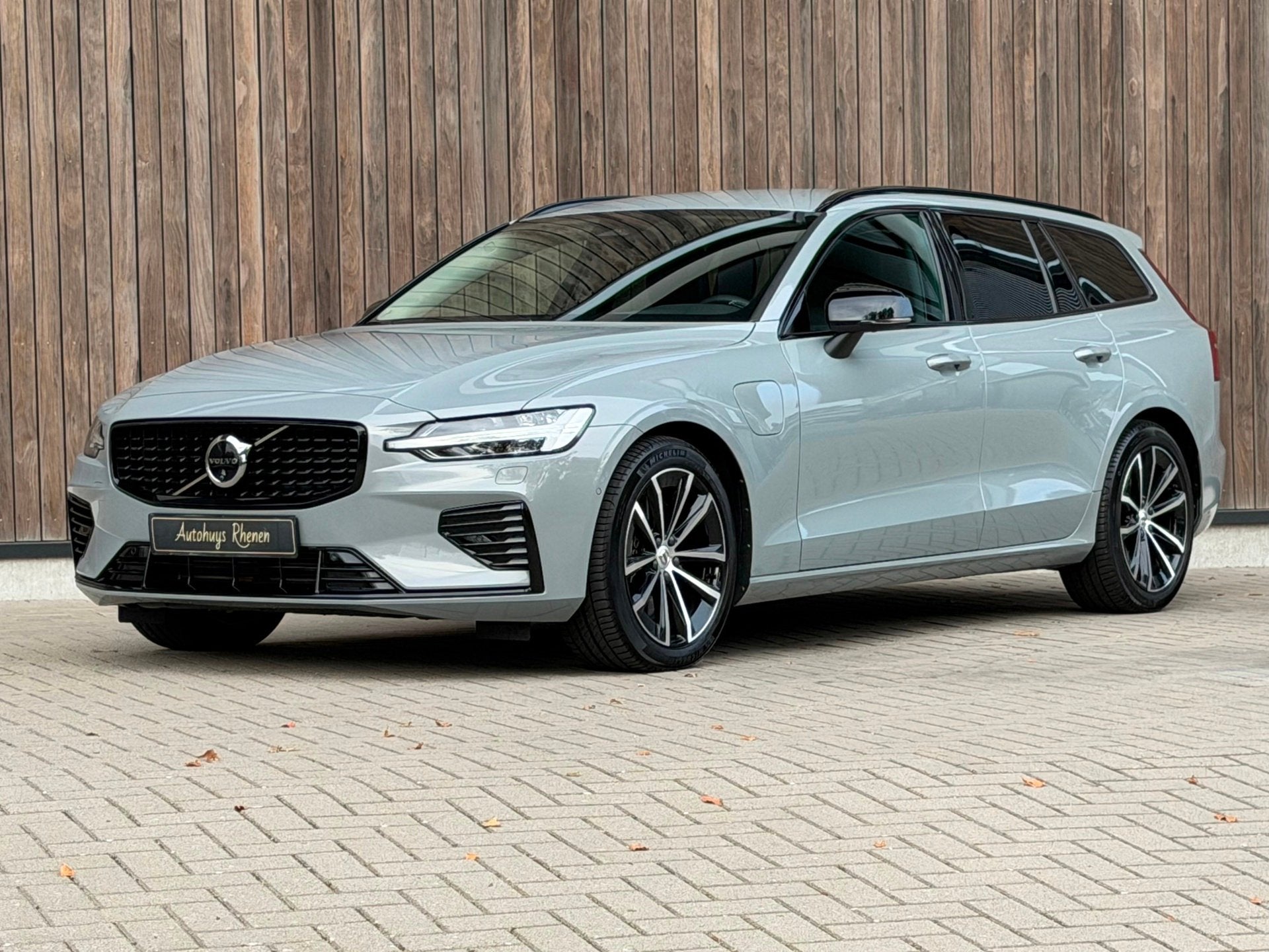 Volvo V60 2.0 T8 Plug-in hybrid AWD Ultra Dark / 360 Camera, Auto's, Automaat, Dealer onderhouden, Zwart, 4 cilinders