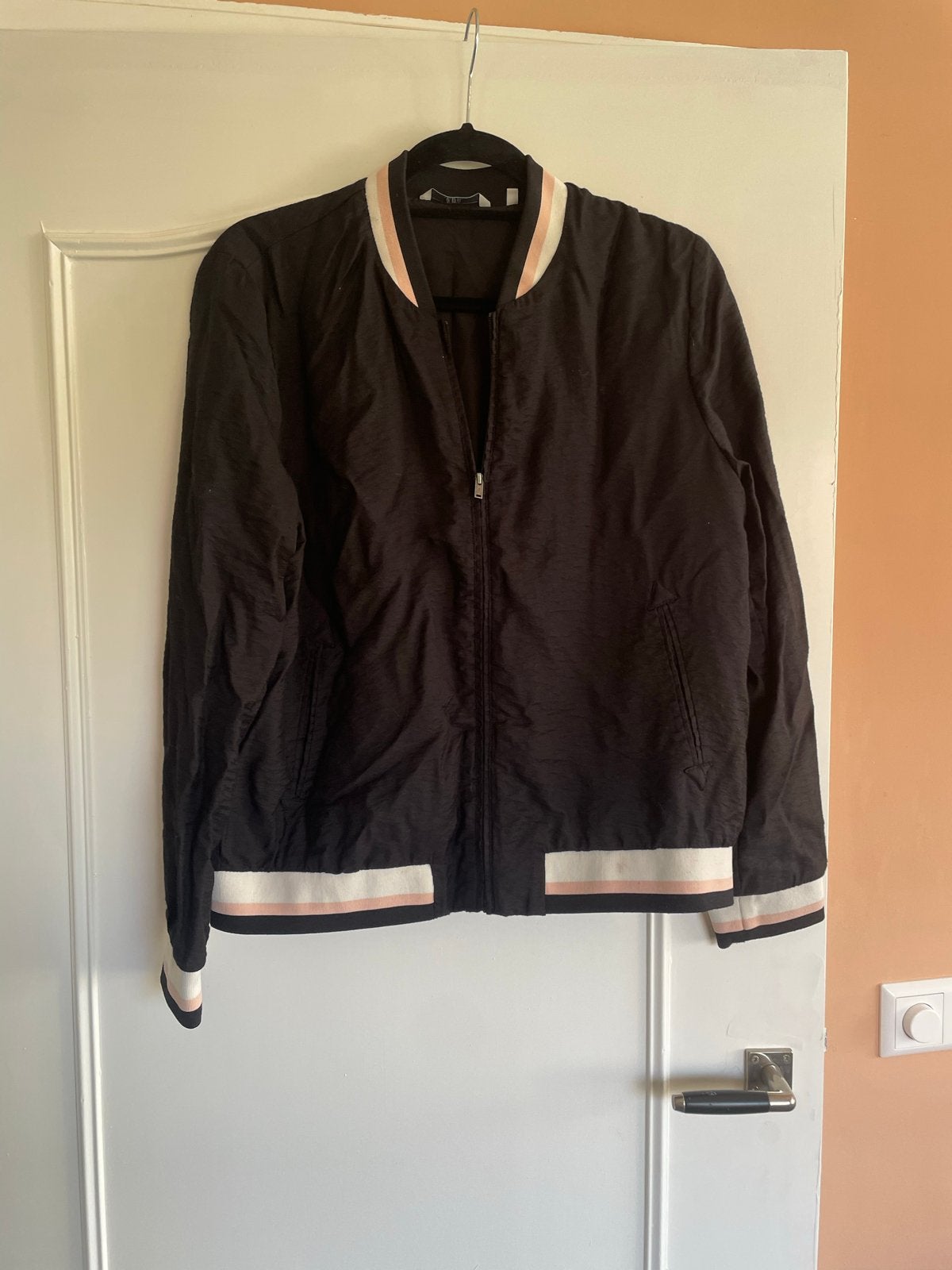 EDC zwarte bomberjack met bloemenborduursel, Kleding | Dames, Ophalen of Verzenden, Gedragen, Maat 38/40 (M), Zwart