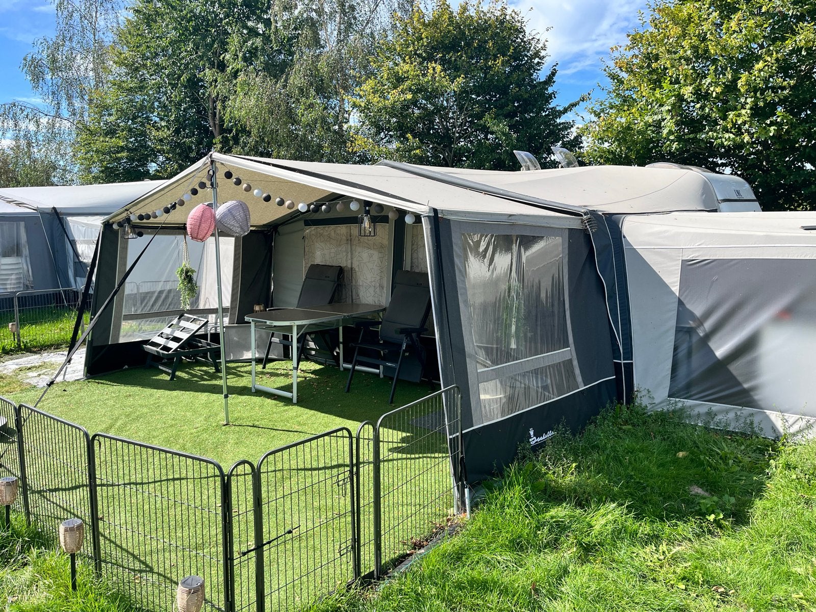 LMC Caravan met voortent en luifel en inboedel, Caravans en Kamperen, Caravans, Vast bed, Rondzit, Particulier, 5 tot 6 meter