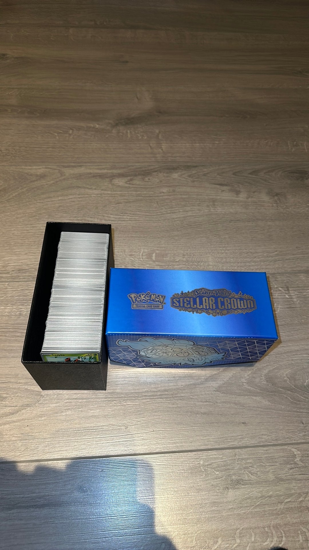 500 Pokemon Kaarten + ETB - Stellar Crown, Ophalen of Verzenden, Zo goed als nieuw