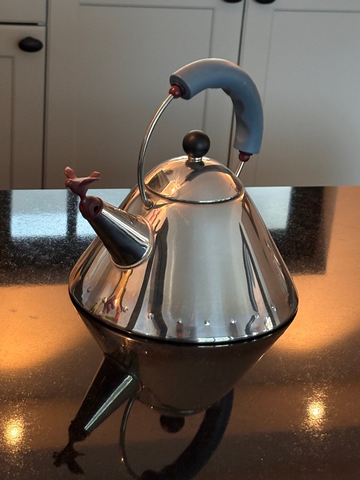 Alessi fluitketel met vogel - designklassieker, Theepot/fluitketel, Gebruikt, Zilver, Ophalen of Verzenden