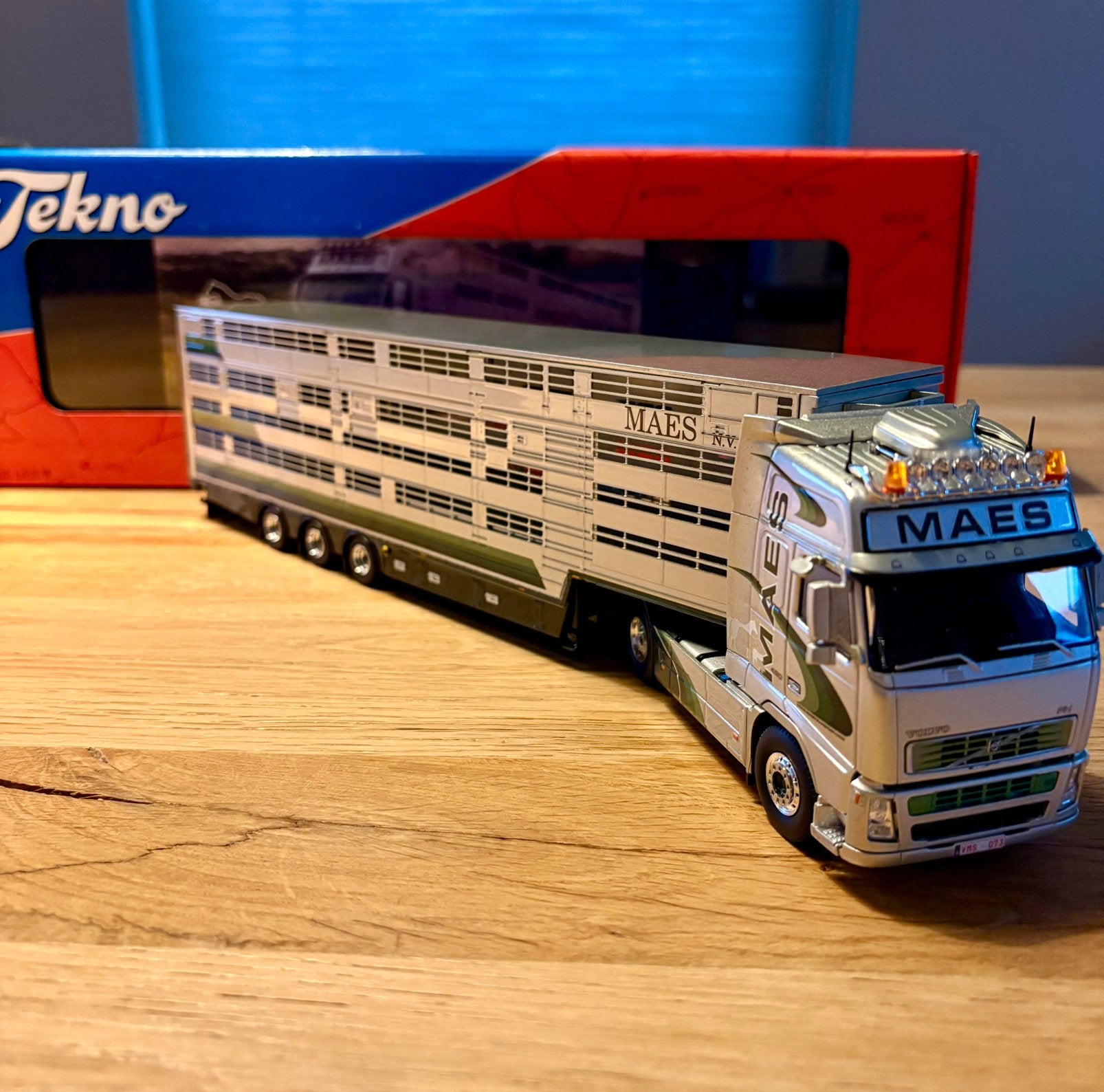 Tekno 1:50 MAES Volvo FH02 Globetrotter met veeoplegger, Ophalen of Verzenden, Zo goed als nieuw, Bus of Vrachtwagen, Tekno