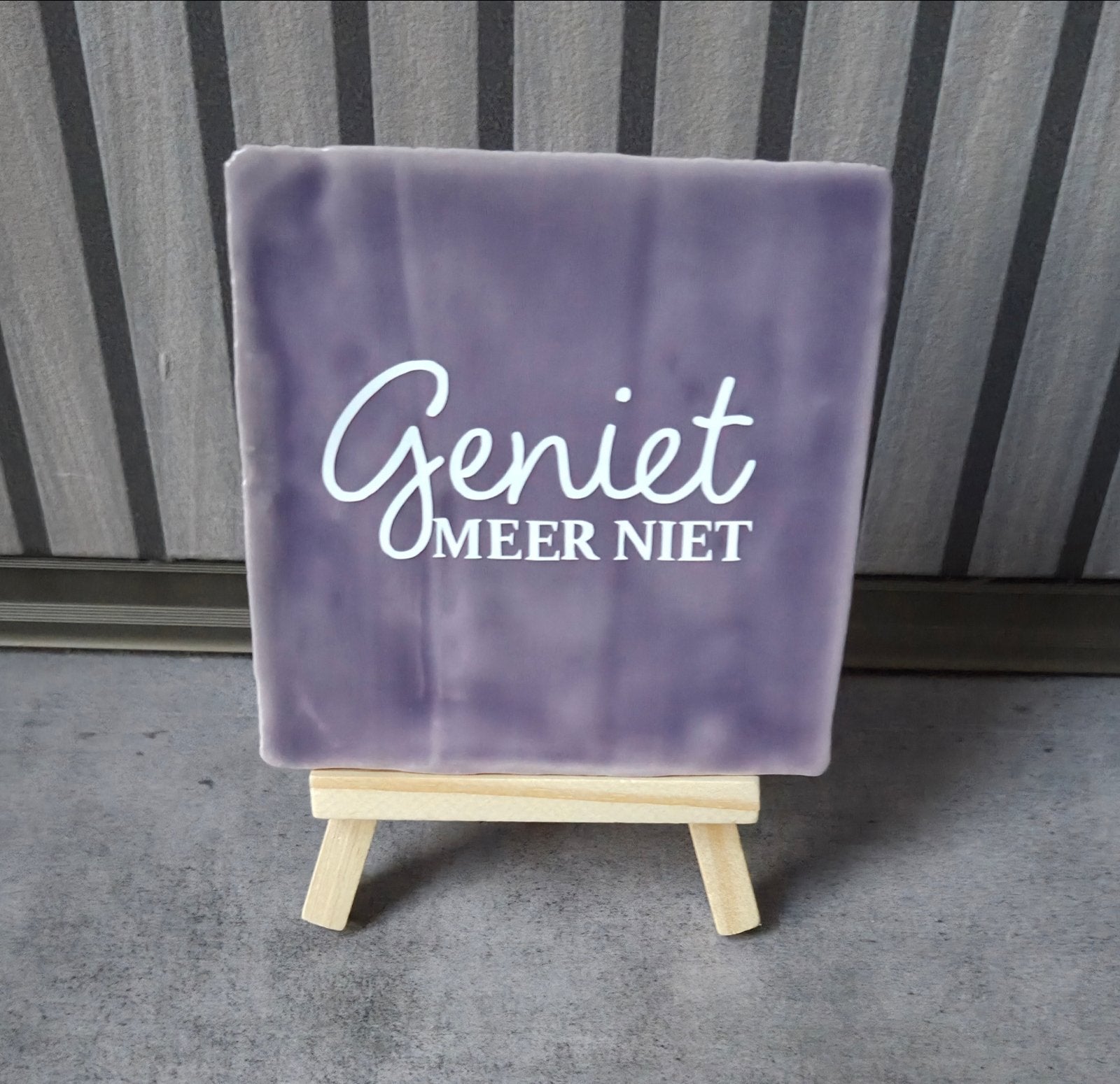 Tegeltje met tekst - Geniet meer niet, Tegeltje, Ophalen of Verzenden, Zo goed als nieuw, Inclusief standaard
