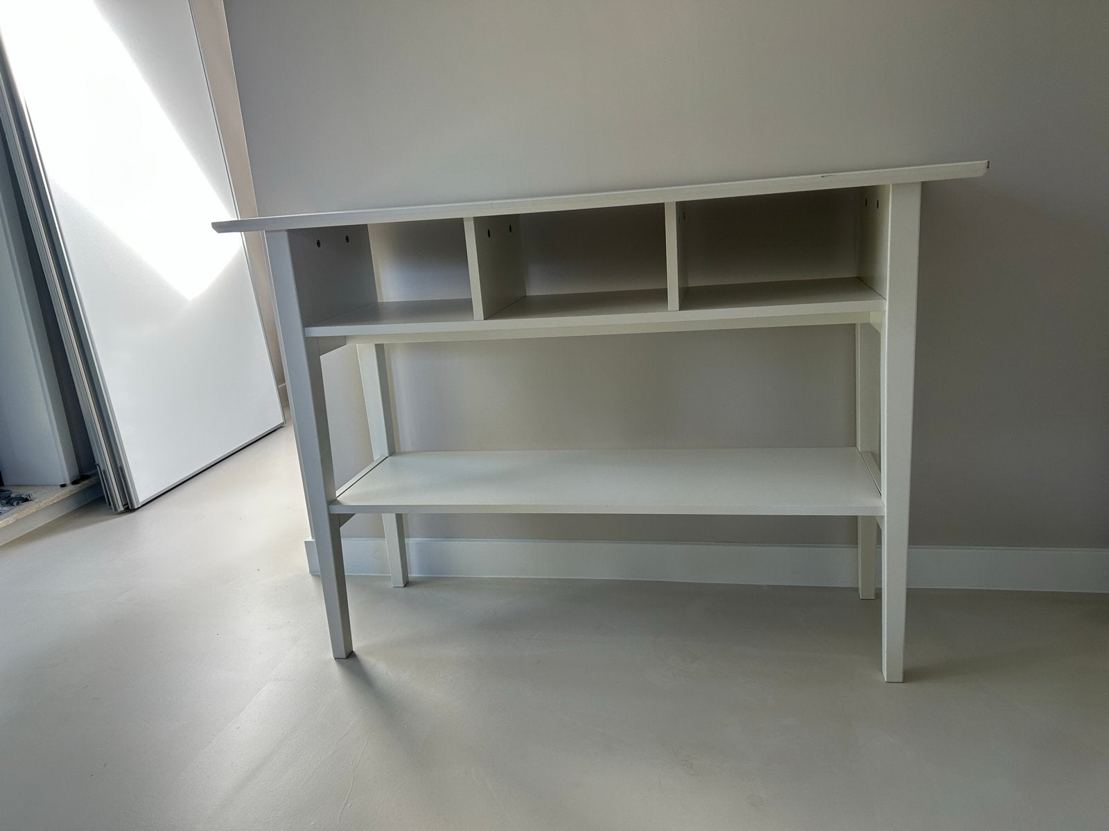 Crèmekleurige Sidetable met Planken en Vakken, Ophalen, Gebruikt, 100 tot 150 cm, 25 tot 50 cm