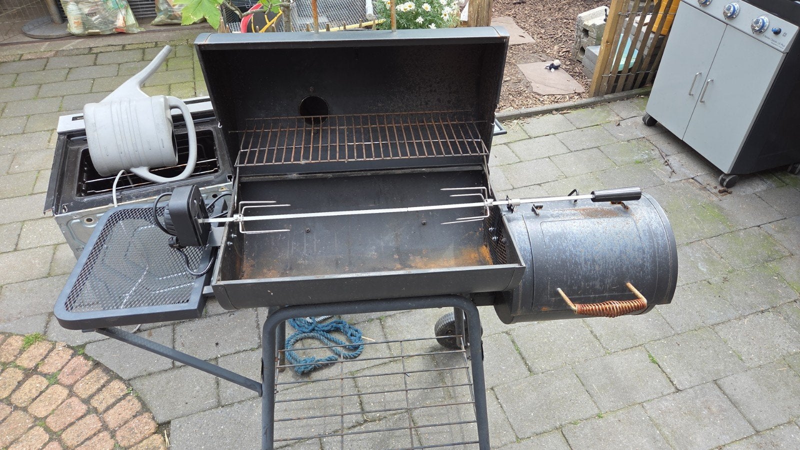 Grote Smoker bbq met Nieuw elektrisch spit, Ophalen, Gebruikt, Met accessoires