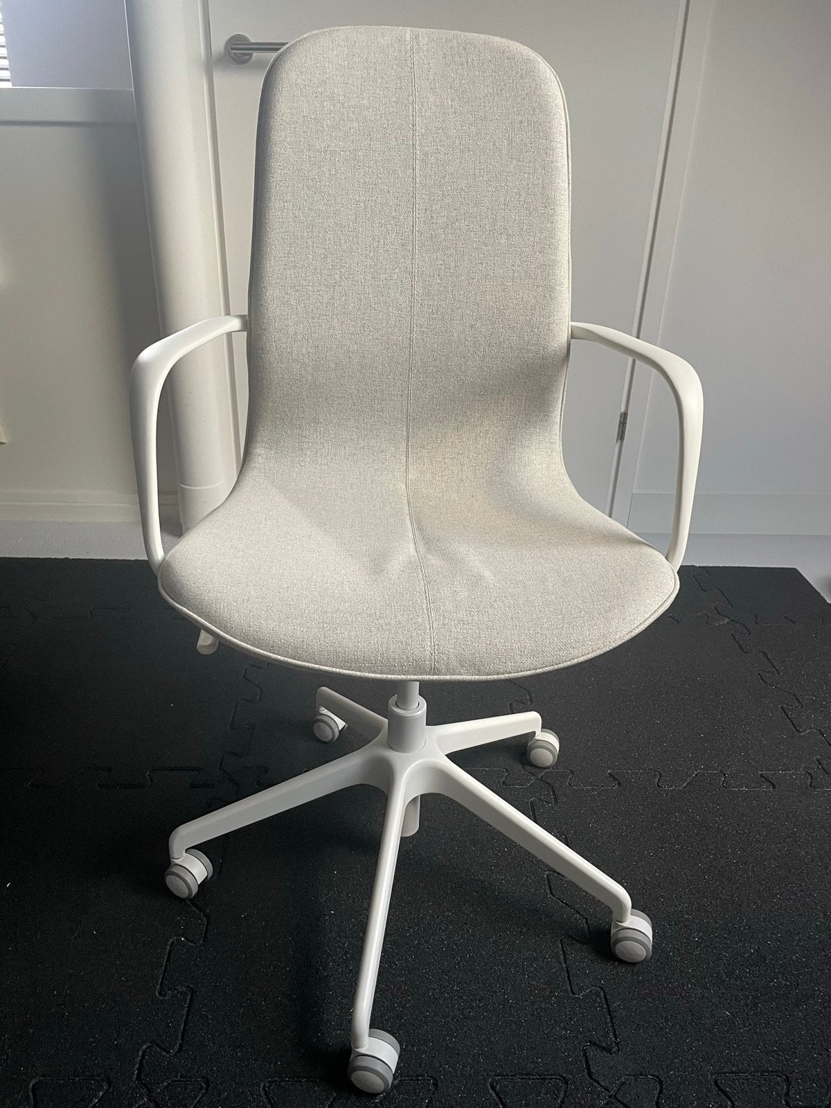 IKEA LÅNGFJÄLL Vergaderstoel met armleuningen beige/wit, Ophalen, Zo goed als nieuw, Beige, Bureaustoel