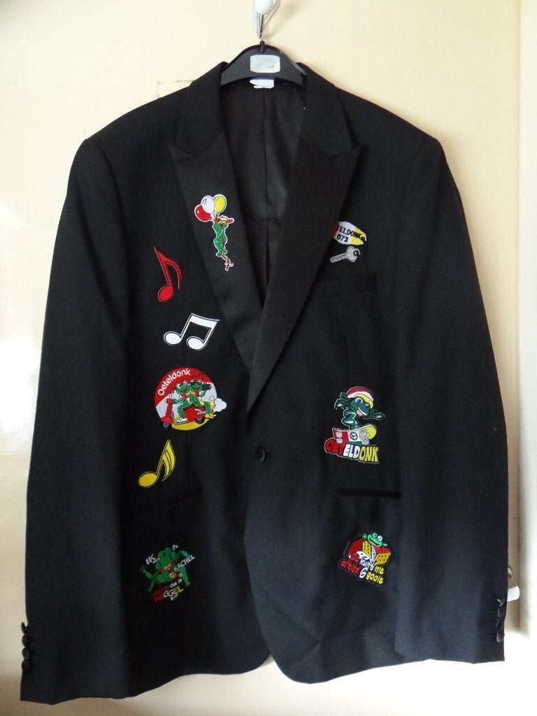 Leuk zwart OETELDONK/DEN BOSCH jas met emblemen (D), Carnaval, Ophalen of Verzenden, Kleding, Maat 56/58 (XL)
