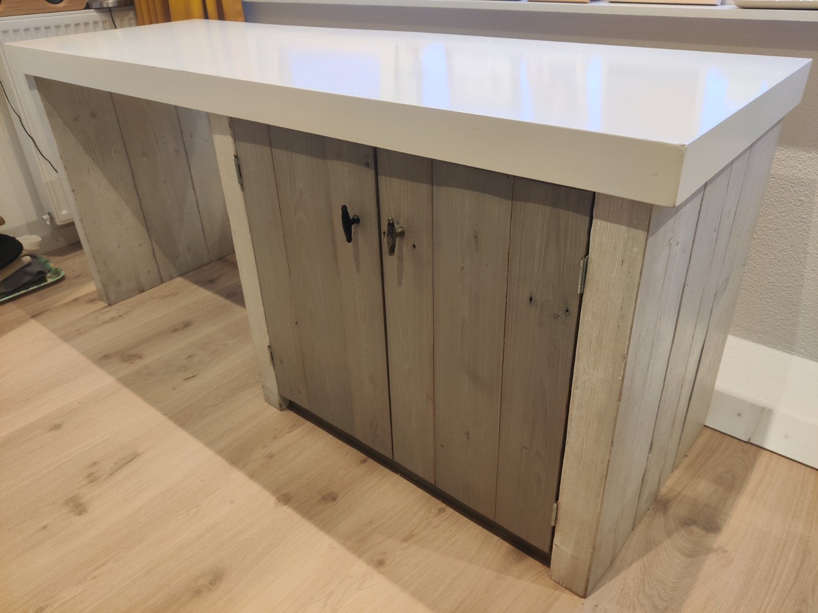 Robuust houten bureau met wit blad, Gebruikt, Hout, 180 cm, Ophalen of Verzenden