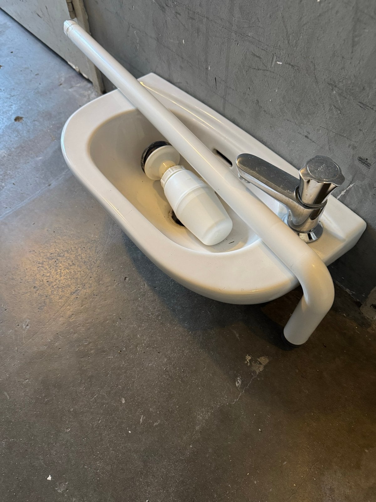 Wastafel met kraan en sifon, inclusief beugel, Ophalen of Verzenden, Gebruikt, Chroom, Wastafel