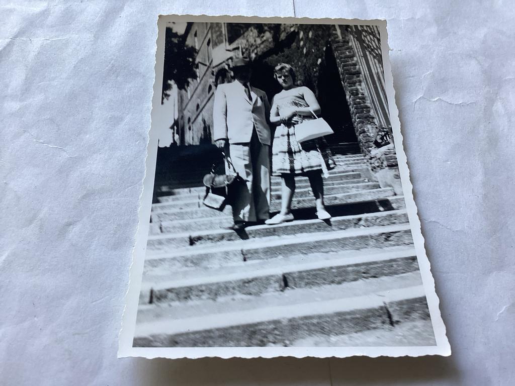 Vakantiefoto 1963: Man en vrouw op trap bij kerk Luik, 1960 tot 1980, Gebruikt, Foto, Ophalen of Verzenden