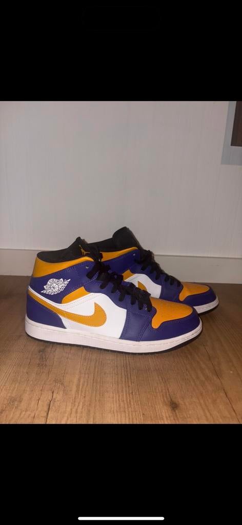 Nike Air Jordan 1 mid paars/geel maat 42.5, Ophalen of Verzenden, Zo goed als nieuw, Overige kleuren, Sneakers of Gympen