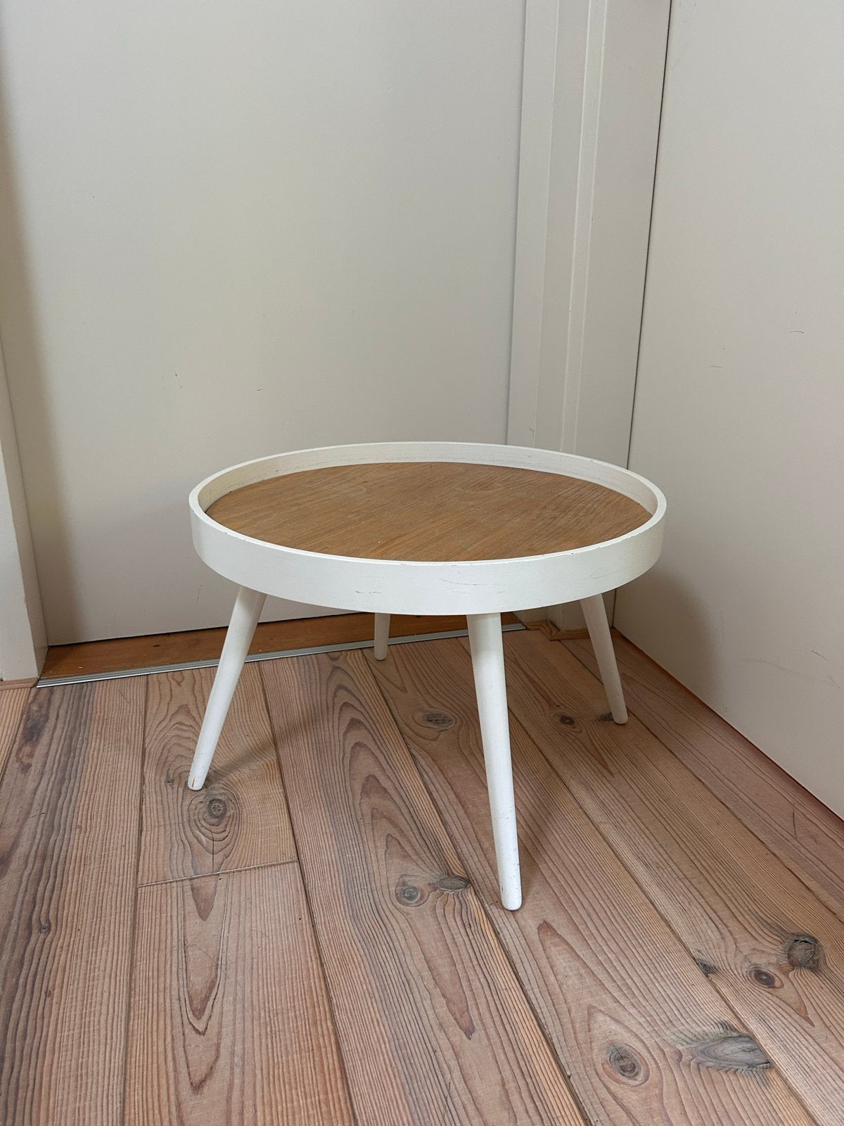Ronde bijzettafel met houten blad en witte poten, Minder dan 45 cm, Minder dan 55 cm, Gebruikt, Rond