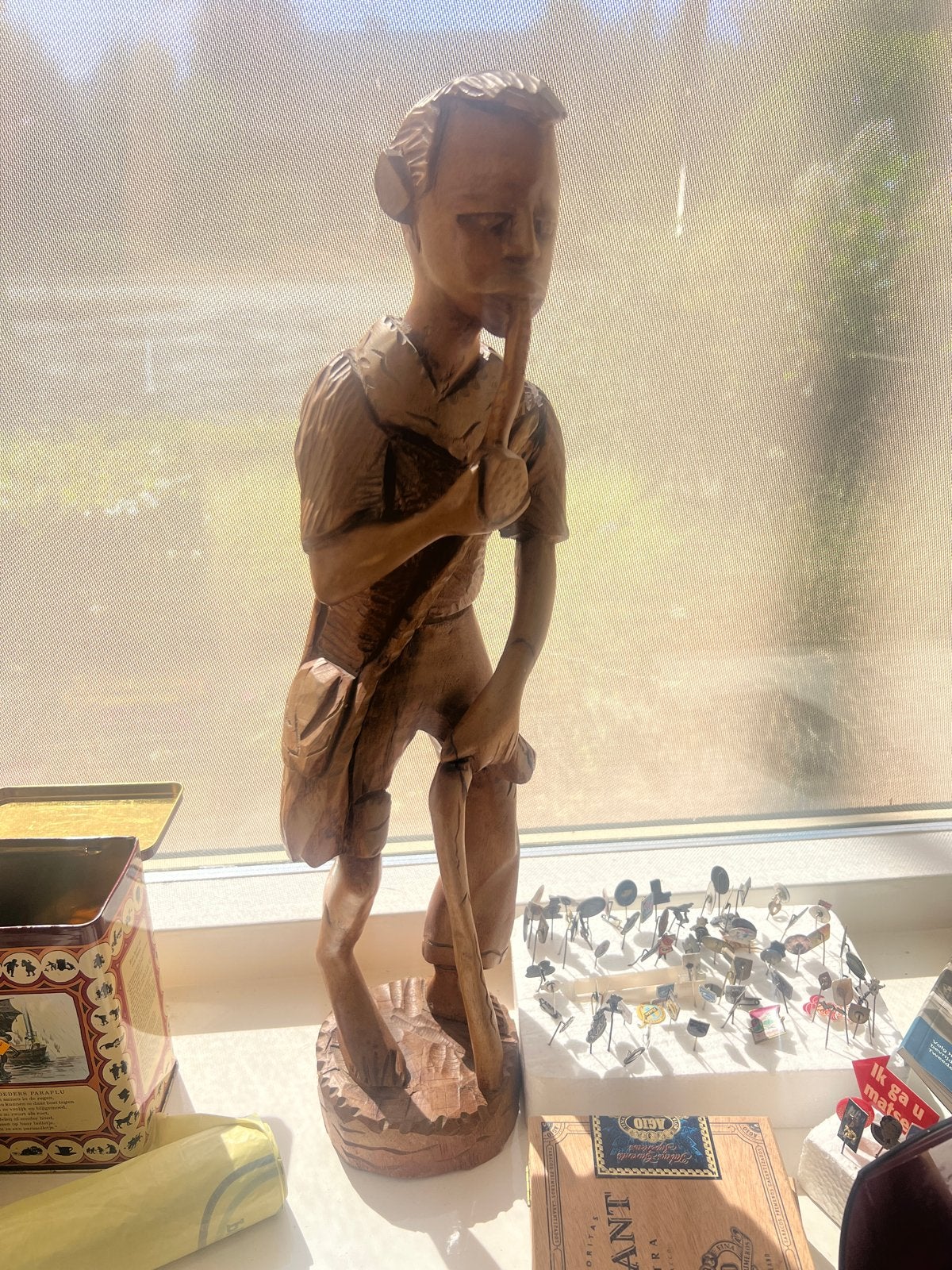 Handgesneden houten beeld van een man met stok, Antiek en Kunst, Kunst | Beelden en Houtsnijwerken, Ophalen, Handgemaakt, 20 - 50 cm