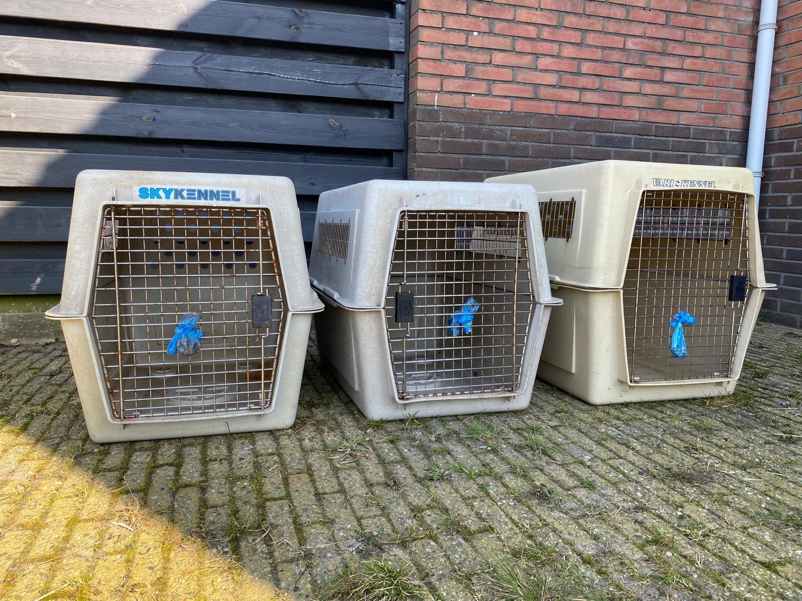 Drie kuntsstof kennels/benches, Dieren en Toebehoren, Ophalen, Gebruikt