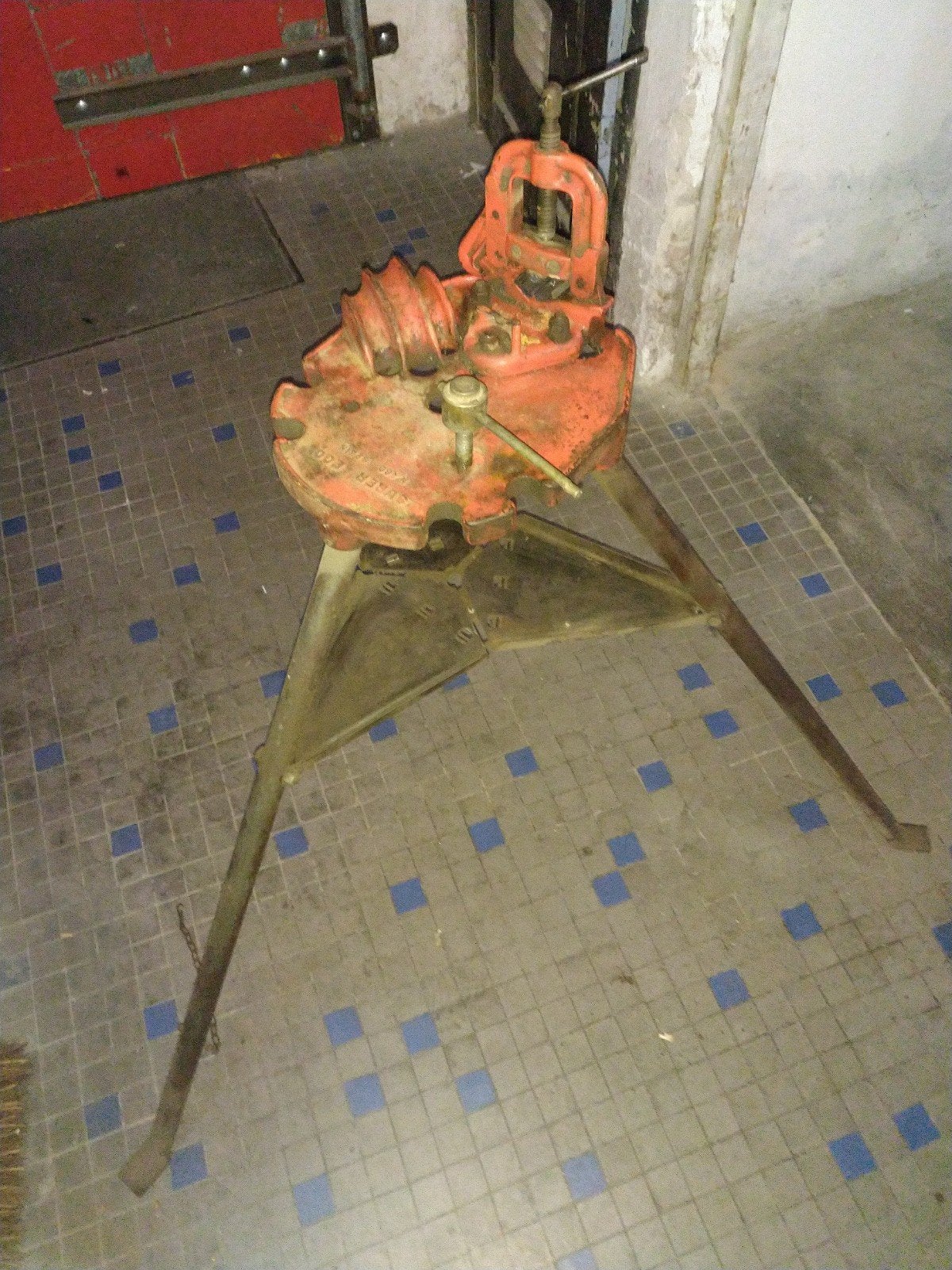 Super Ego N400 Pijpenbankschroef met driepoot, Doe-het-zelf en Verbouw, Gereedschap | Handgereedschap, Ophalen, Gebruikt, Bankschroef