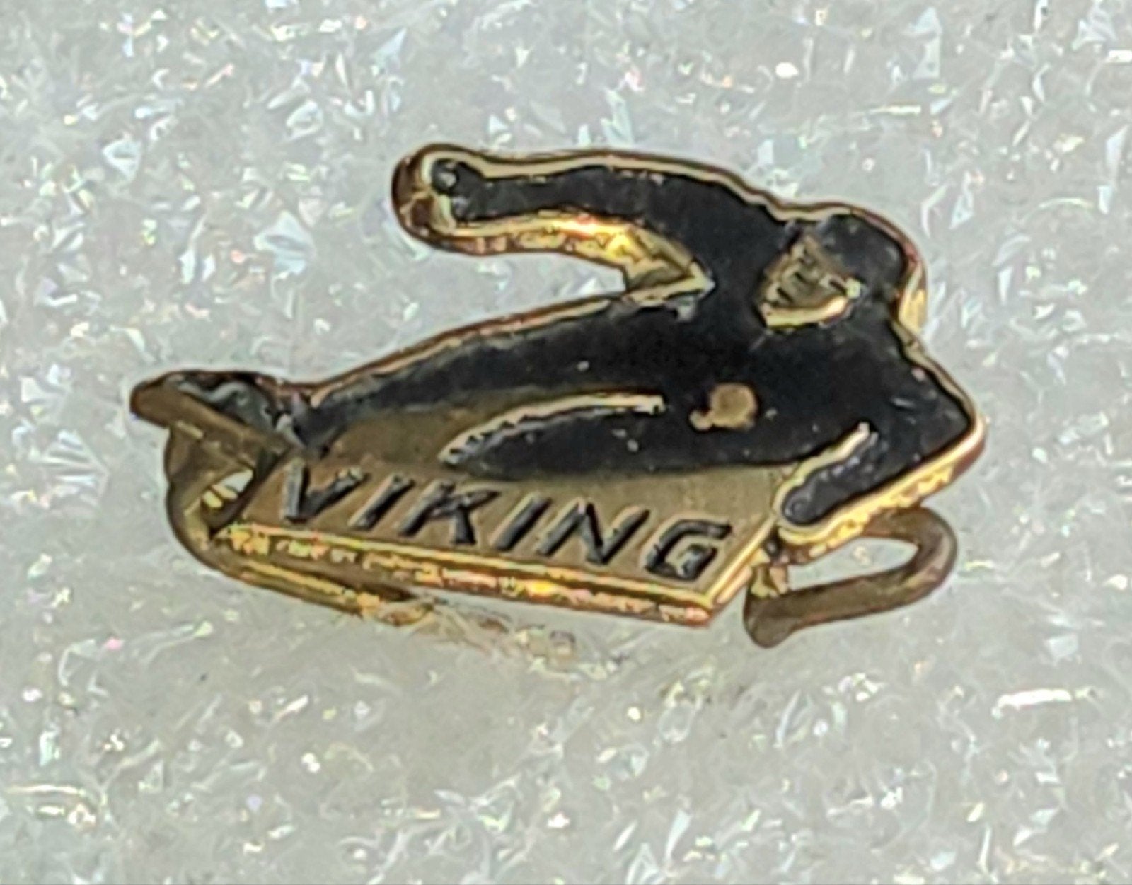 Vintage Speldje Viking Schaatsen, Verzamelen, Ophalen of Verzenden, Gebruikt, Overige onderwerpen, Speldje of Pin