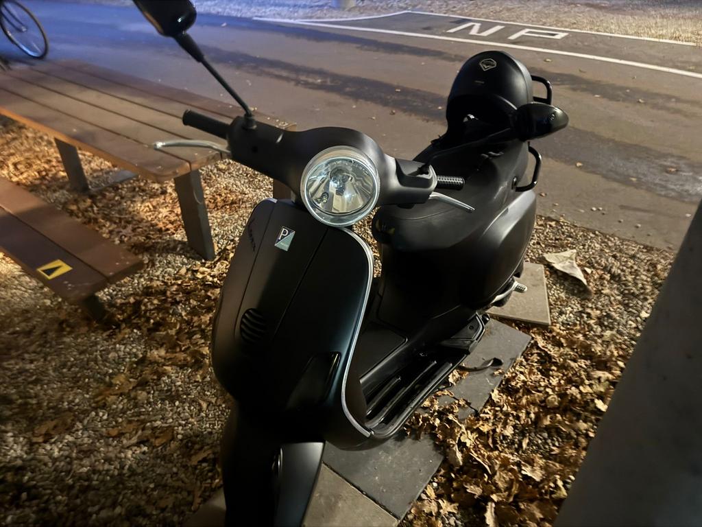 Piaggio Vespa 4-takt scooter - Mat Zwart, Fietsen en Brommers, Scooters | Vespa, Ophalen, Gebruikt, Overige modellen, Maximaal 45 km/u