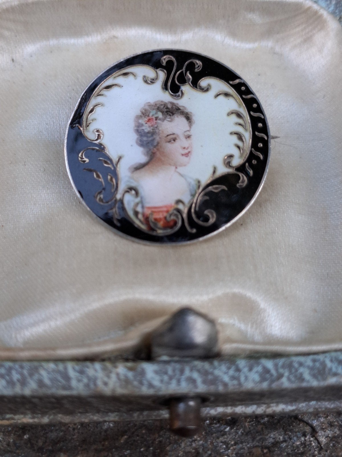 antiek emaille broche met vrouwenportretje in een hart, Verzenden, Overige materialen, Broche