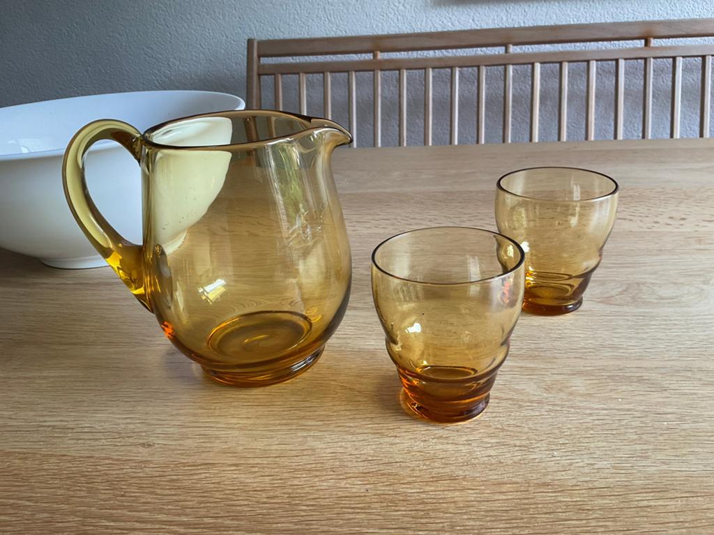 Andries Copier Amberkleurige Glazen Set: Kan & 2 Glazen, Antiek en Kunst, Ophalen