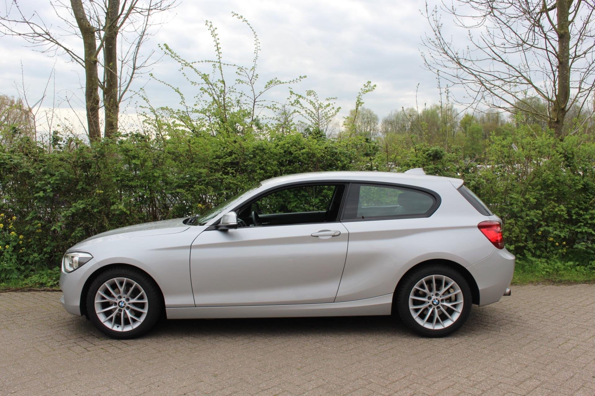 BMW 1-serie 116i Upgrade Edition *Leer *Xenon *Navi, Auto's, BMW, 1-Serie, Gebruikt, Zwart, 4 cilinders