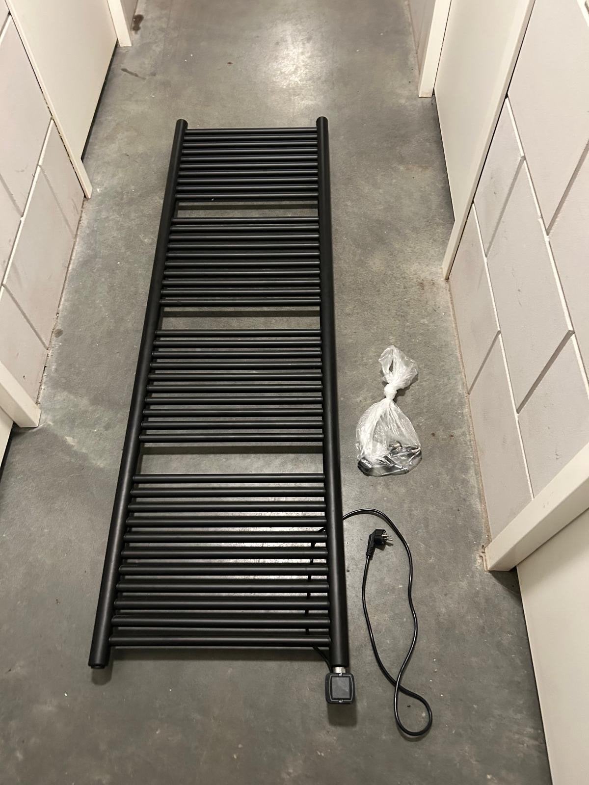 Thermrad Tone-E - matzwart handdoekradiator met thermostaat, Ophalen, Gebruikt, Radiator, Minder dan 60 cm