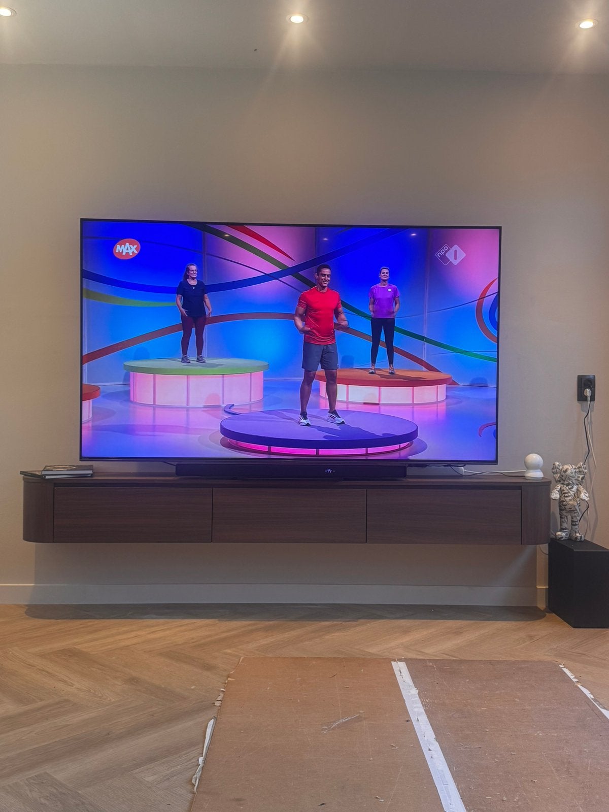Gezocht: tv ophangen + kabels infrezen in betonnen muur, Ophalen, 100 tot 150 cm, 150 tot 200 cm, Nieuw
