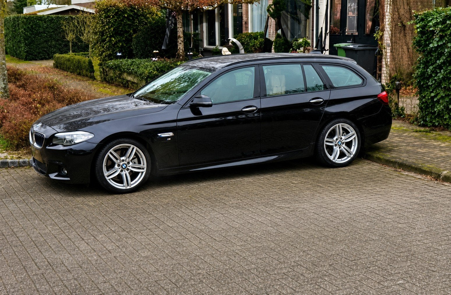 BMW 5-Serie 520I 135KW Touring Aut8 2016 Zwart, Auto's, 4 cilinders, 2000 kg, Zwart, Stationwagon