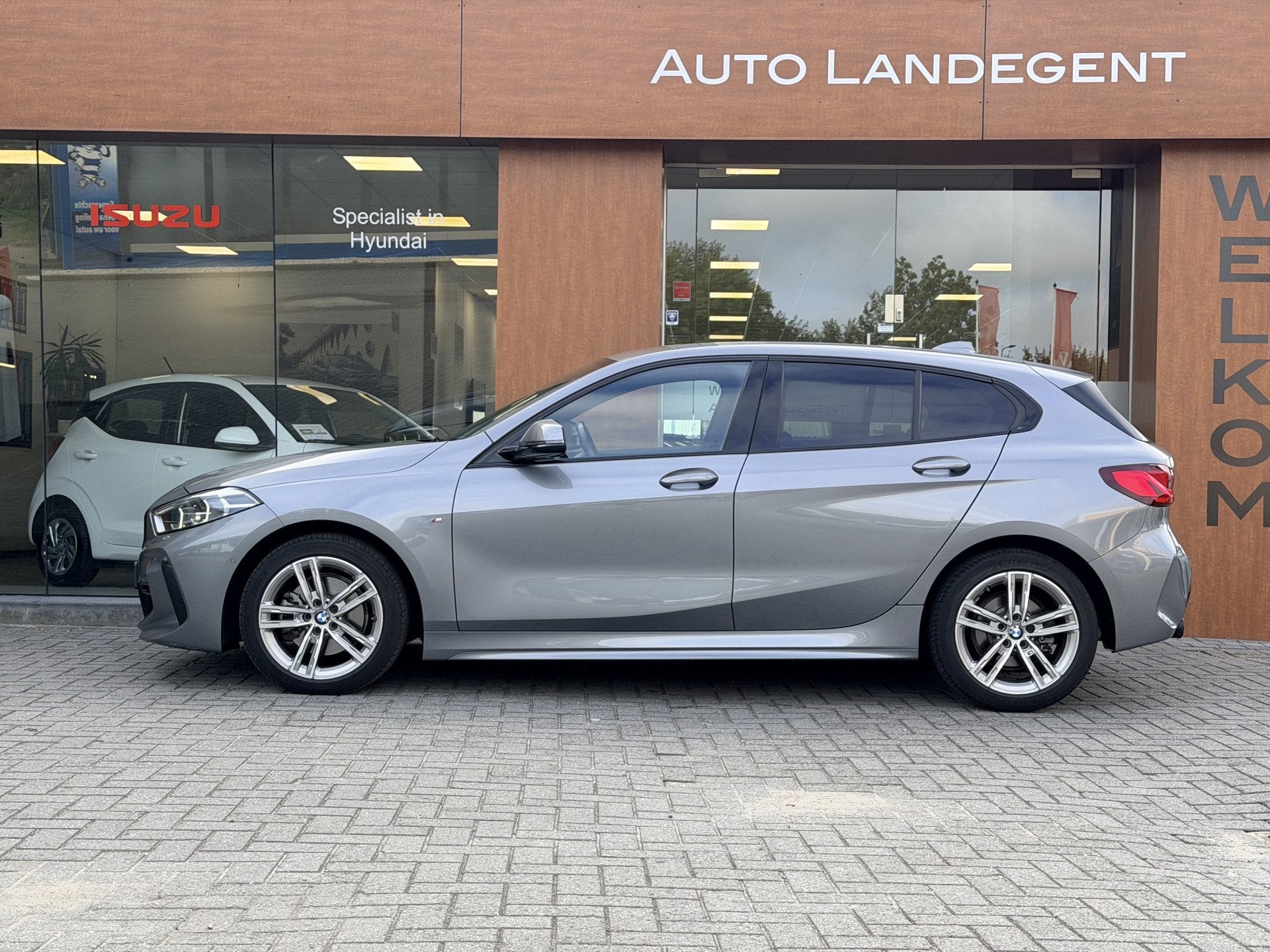 BMW 1-serie 118i M-Sport | Carplay | Parkeer sensoren | DAB, Auto's, 136 pk, Gebruikt, Automatische klimaatregeling, Leder en Stof