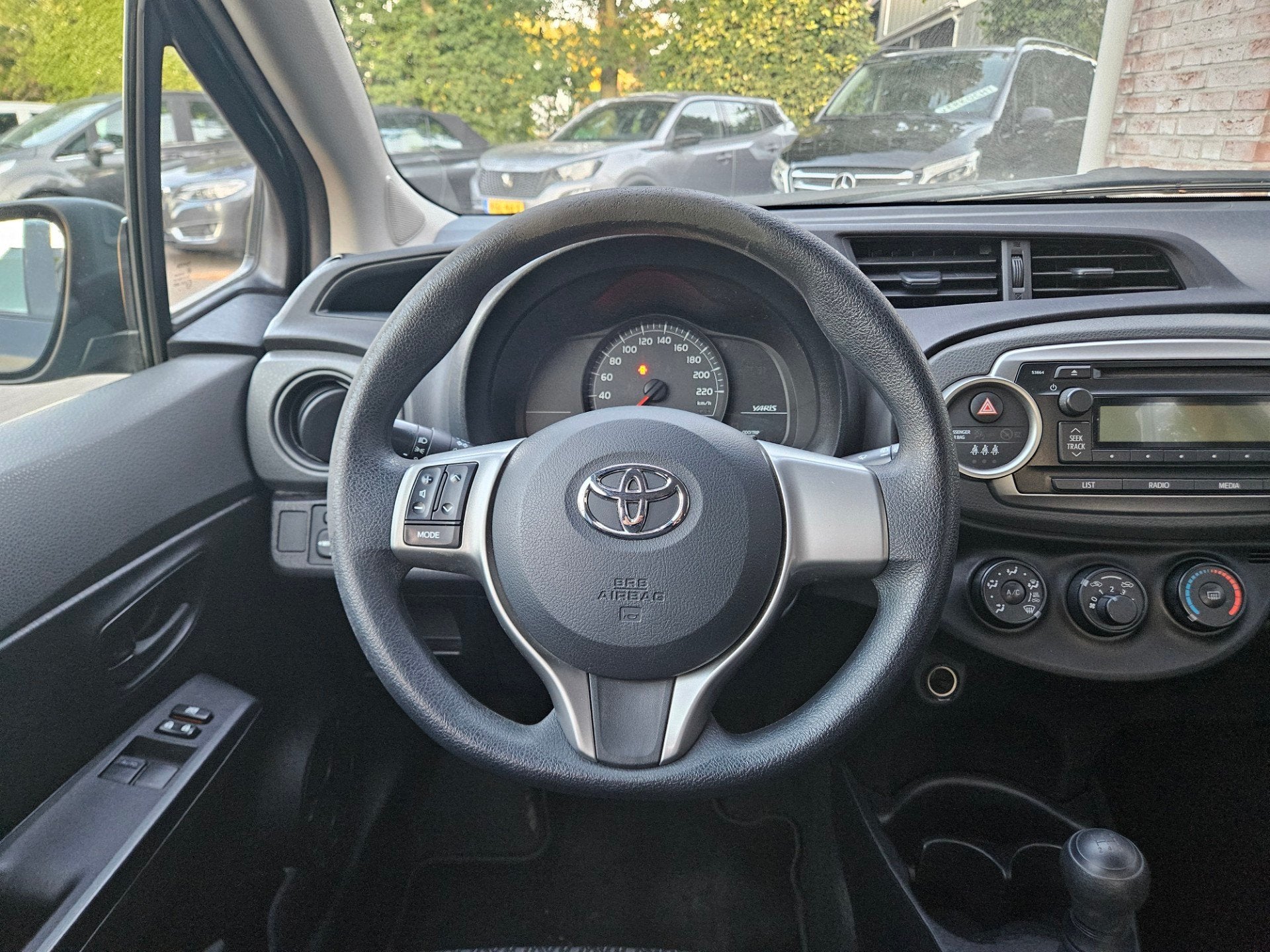 Toyota Yaris 1.0 VVT-i Aspiration Airco! Trekhaak! 5-Deurs!, Auto's, Euro 5, 750 kg, Zwart, Handgeschakeld