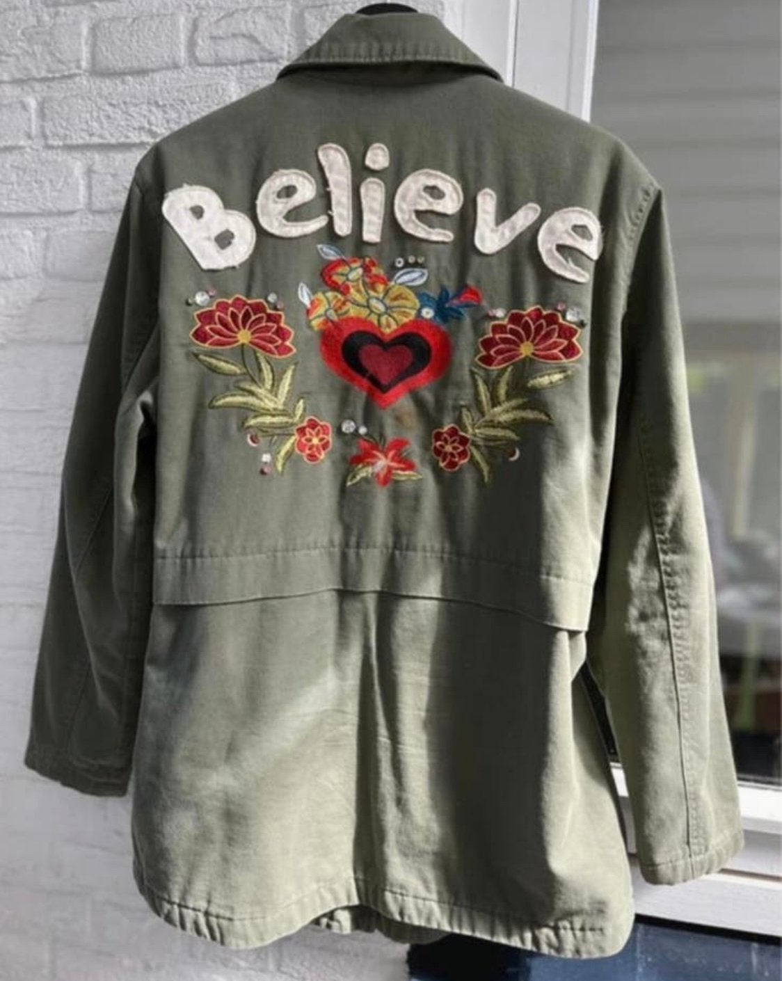 Blitse legerjas met borduursel 'Believe' - Maat M, Ophalen of Verzenden, Gedragen, Maat 38/40 (M), Groen