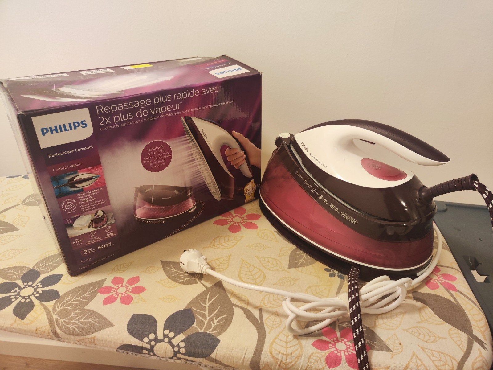 Philips PerfectCare Compact Stoomgenerator GC7807, Ophalen of Verzenden, Zo goed als nieuw, Strijkijzer met snoer