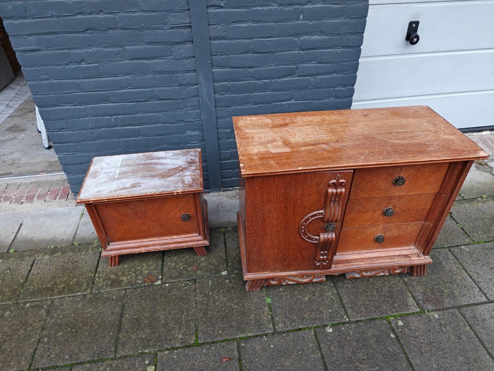 Foto 2 van Vintage houten nachtkastjes set - te restaureren