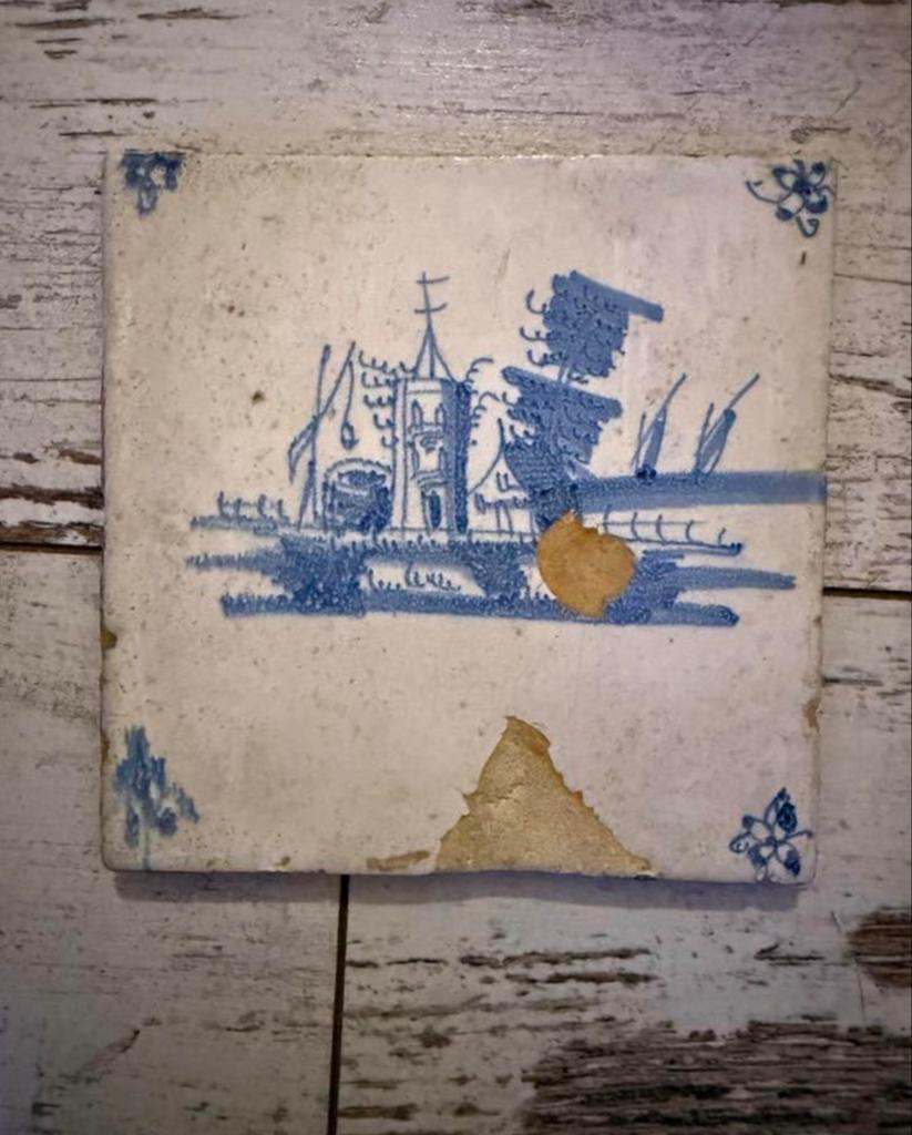 Oud Hollands Tegeltje: Boot en Dorp, Antiek en Kunst, Antiek | Wandborden en Tegels, Ophalen of Verzenden