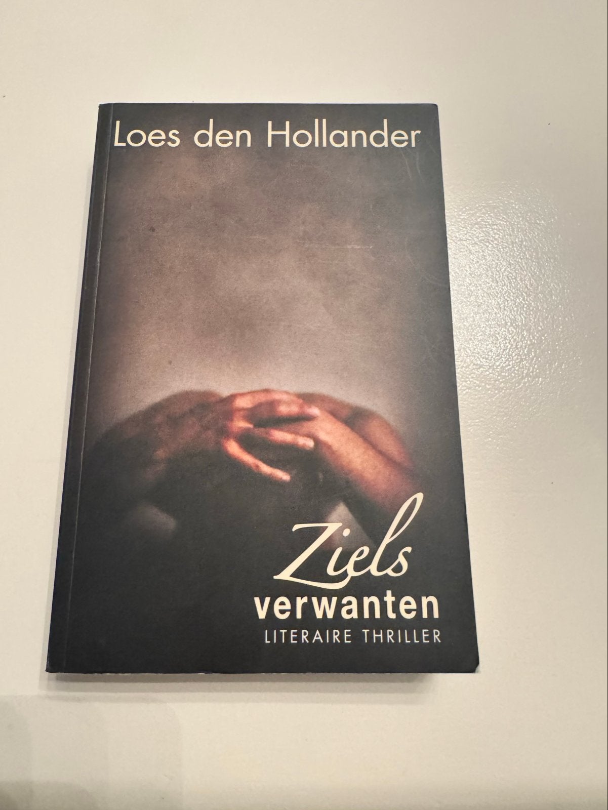 Loes den Hollander - Zielsverwanten, Ophalen of Verzenden, Zo goed als nieuw, Nederland