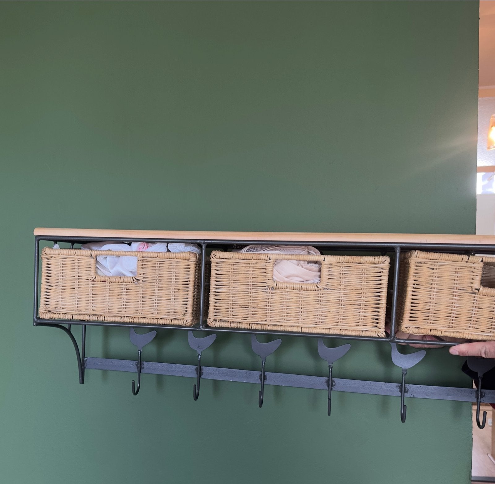 Wandkapstok met 3 rieten manden en 6 haken, Huis en Inrichting, Gebruikt, Minder dan 100 cm, Hout, Ophalen
