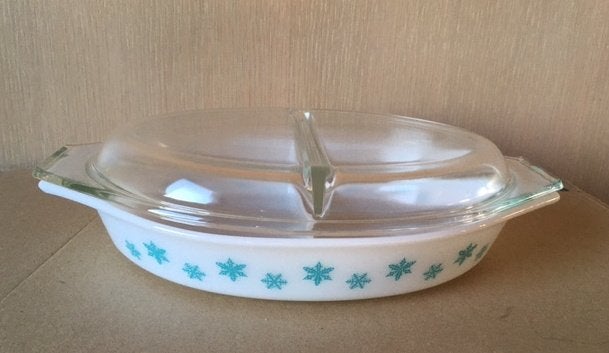 Vintage Pyrex Snowflake ovenschaal met deksel (1956 – 1963), Huis en Inrichting, Keuken | Servies, Overige merken, Vintage, Ophalen of Verzenden