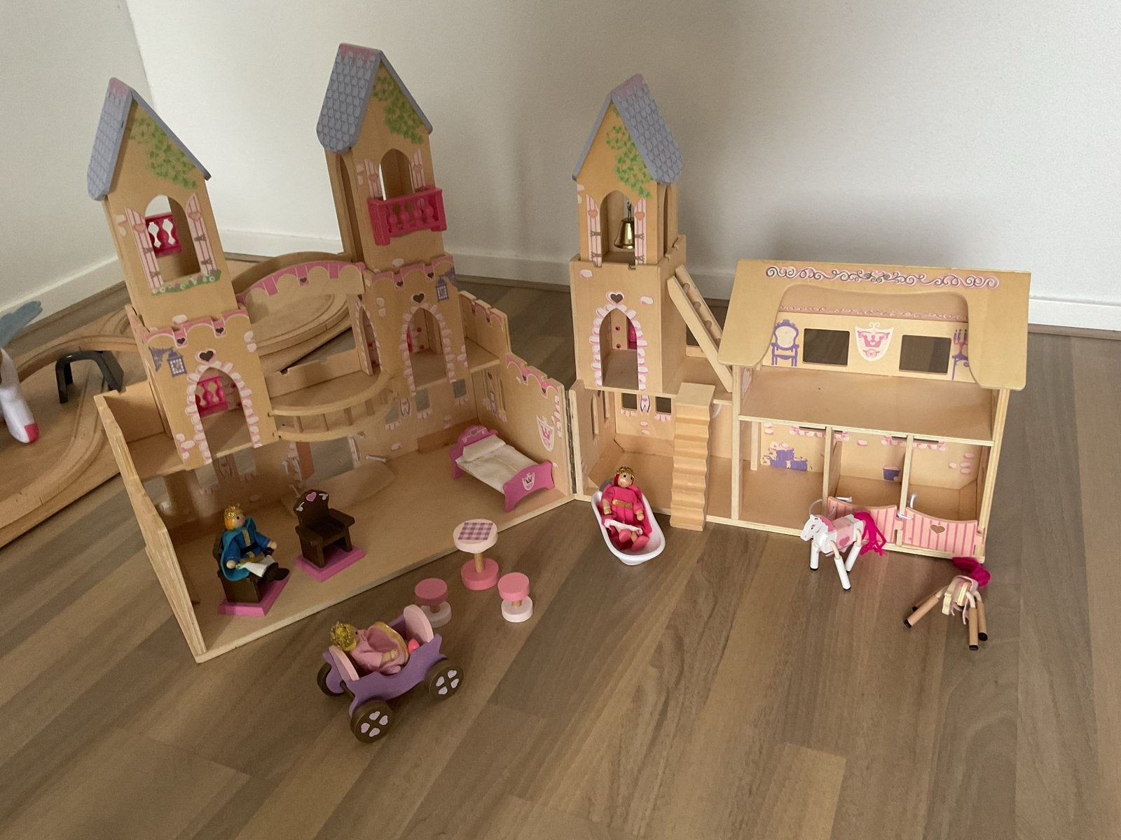 Groot Houten Poppenhuis Kasteel met Stal en Meubels, Kinderen en Baby's, Ophalen, Gebruikt, Poppenhuis